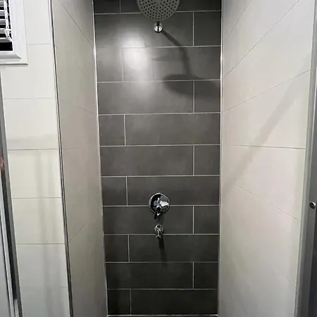 Modern Flat By Mediterranean דירה